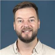 Profesor nativo con más de 12 años de experiencia da clases especializado en llevar a estudiantes de intermedio a nivel avanzado